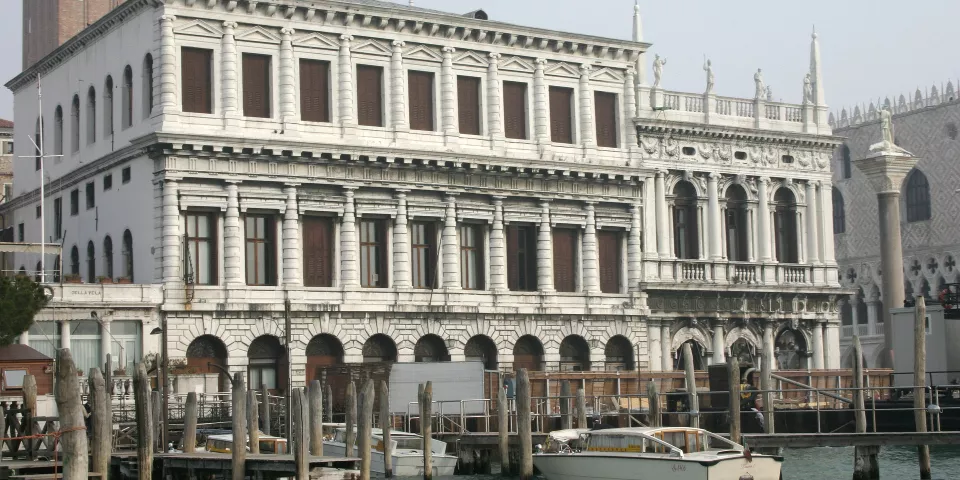 Fachada de la Biblioteca de San Marcos