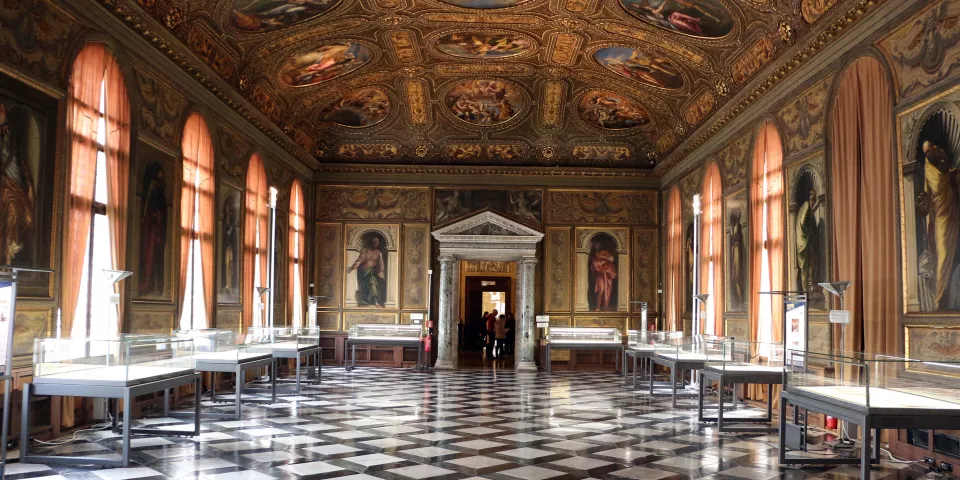 Interior de la sala de lectura en la Biblioteca de San Marcos