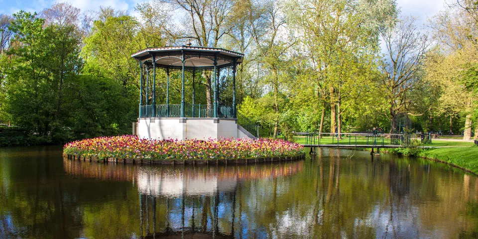 Estanque y tulipanes en el Vondelpark - Ámsterdam que ver - Guía de Viaje de Ámsterdam - Buendía Tours
