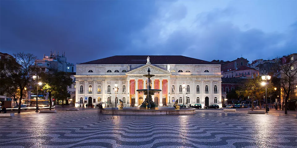 Plaza del Rossio en Lisboa con fuente y teatro