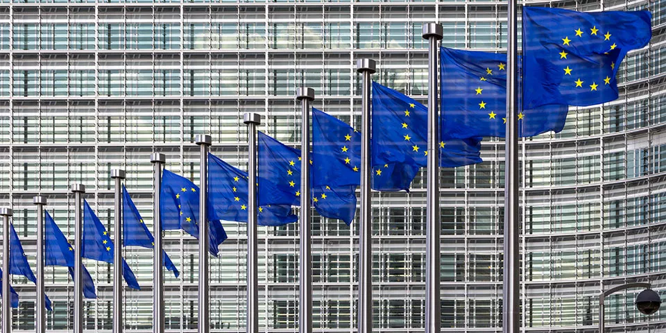 Banderas de la Unión Europea frente al edificio de la Comisión Europea de Bruselas