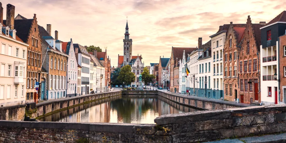 Paisaje urbano de Brujas, Bélgica con un canal e iglesia