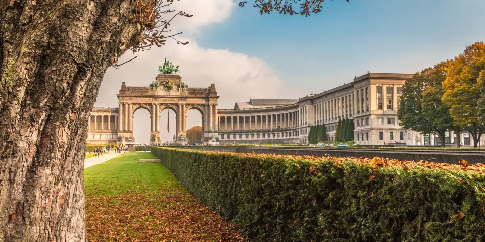 Arco del Cincuentenario de Bruselas en otoño