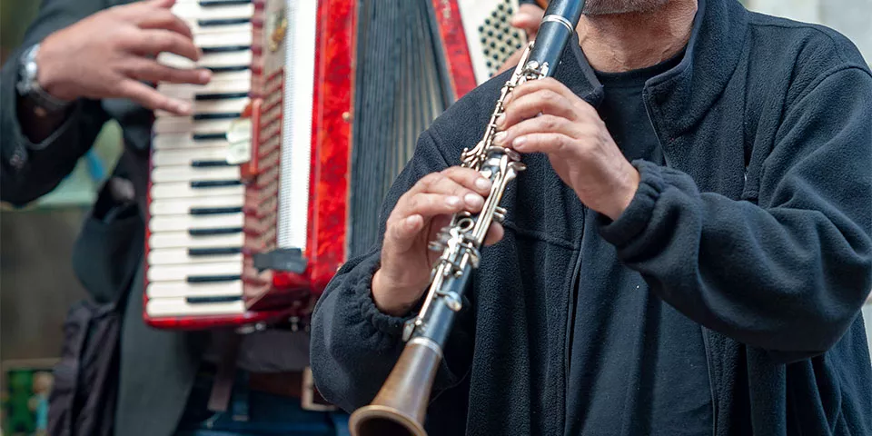 Musicos en la calle de Bruselas tocando el Clarinete y Acordeón