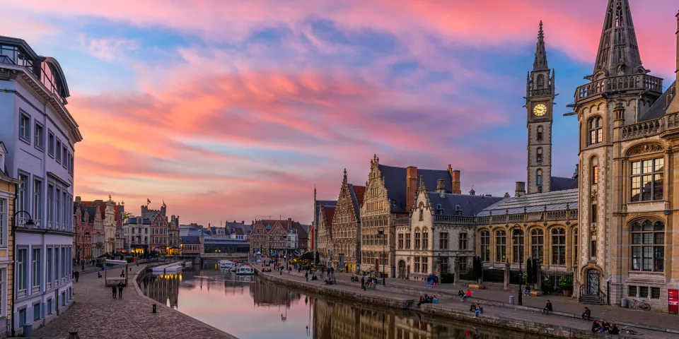 Atardecer en la Calle Graslei con las Casas Gremiales en Gante
