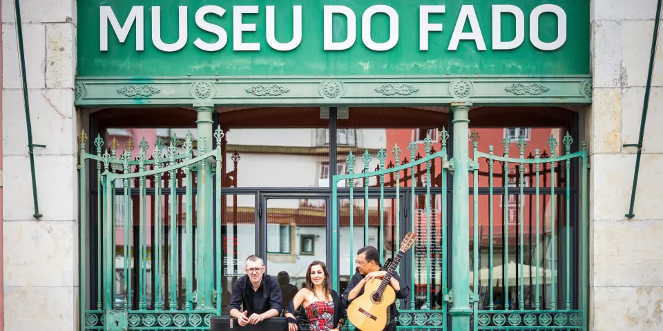 Museo Fado de Lisboa con músicos a sus puertas