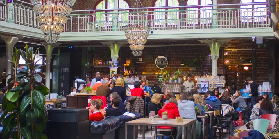 Interior del Mercado Saint-Géry de Bruselas