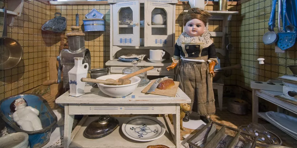 Cocina en miniatura con muñeca - Museo de los Juguetes de Bruselas