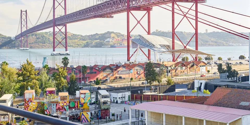 Vista aérea de la LX Factory y el Puente 25 de Abril en Lisboa - Asya Nurullina / Shutterstock.com