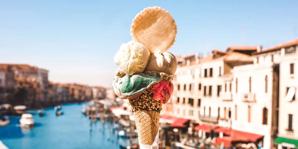 gelato italiano con galleta y Venecia al fondo-Guía de viajes-Venecia-Buendiatours