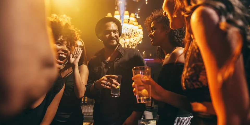 Amigos de fiesta en una discoteca en Bruselas-Los mejores locales de copas en Bruselas-qué hacer-fiesta-Guías de Viaje Buendía Tours