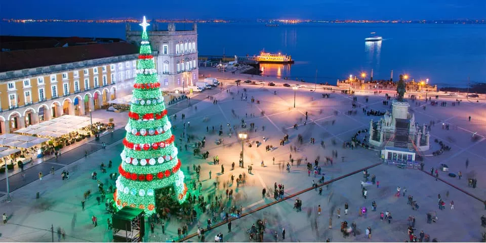 Árbol de Navidad en la plaza del comercio en Lisboa- Qué hacer en invierno-Guía de viajes Buendía Tours