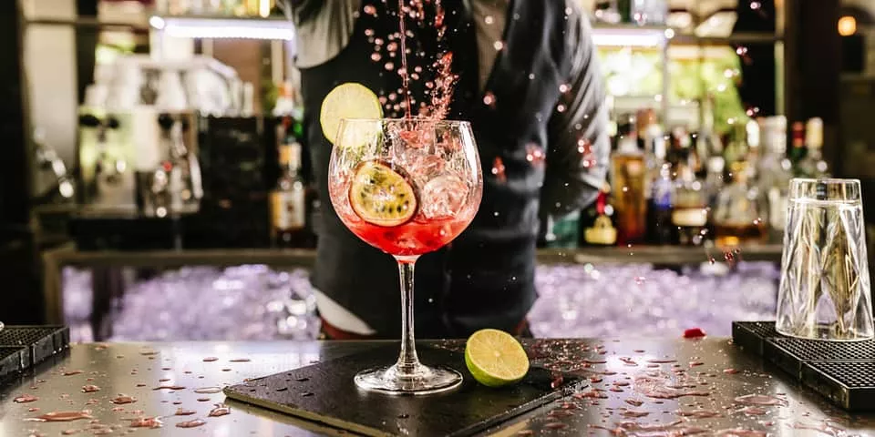 Barman-sirviendo-cóctel-Bruselas-Los mejores locales de copas en Bruselas-qué hacer-fiesta-Guías de Viaje Buendía Tours