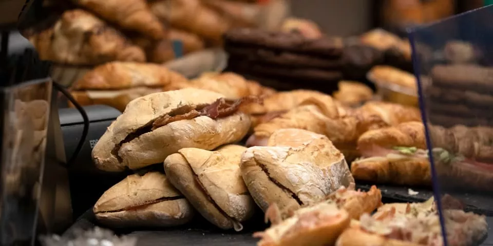 Tapas y platos típicos en el Mercado de San Agustín en Granada-puntos de interés-Carácter-Guías de viajes Buendía Tours