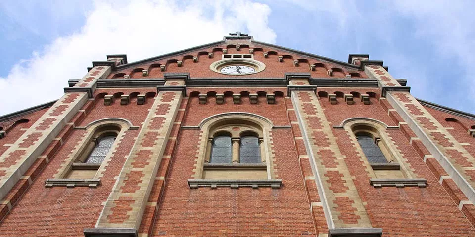 Fachada Notre Dame Immaculee en la Palce Jeu de Balle de Bruselas-Guía de Viajes Bruselas
