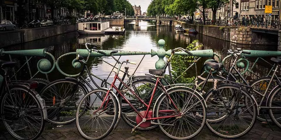 Bicis encadenadas en un canal de Ámsterdam-- Que ver en Ámsterdam en 3 días - Guía de viaje Buendíatours