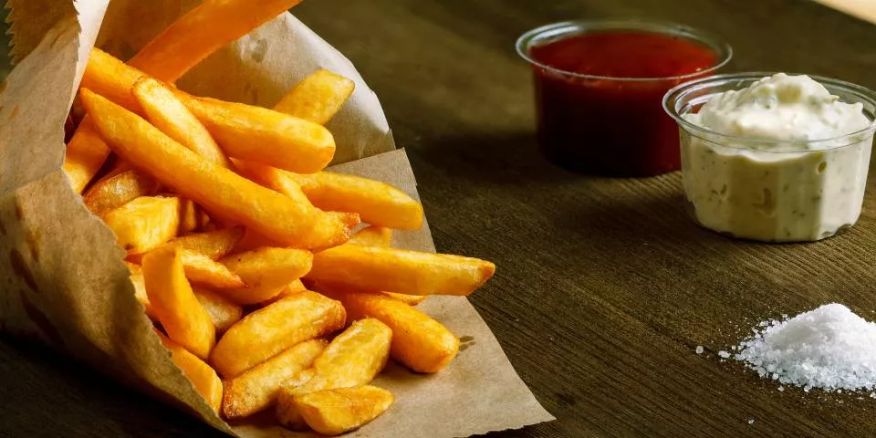 Frietjes, patatas fritas, plato típico en Bruselas-Dónde comer en Bruselas-Buendía Tours