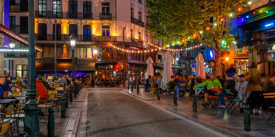 Restaurantes en una calle de Bruselas-Dónde comer en Bruselas-Buendía Tours
