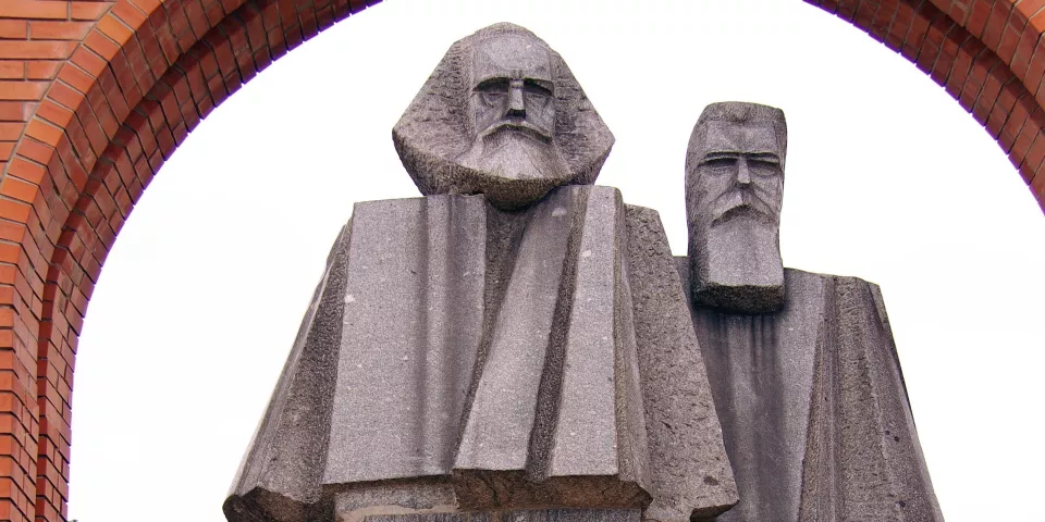 Estatuas de Marx y Engels - Memento Park - Qué ver en Budapest - Guía de viaje Budapest - Buendía Tours