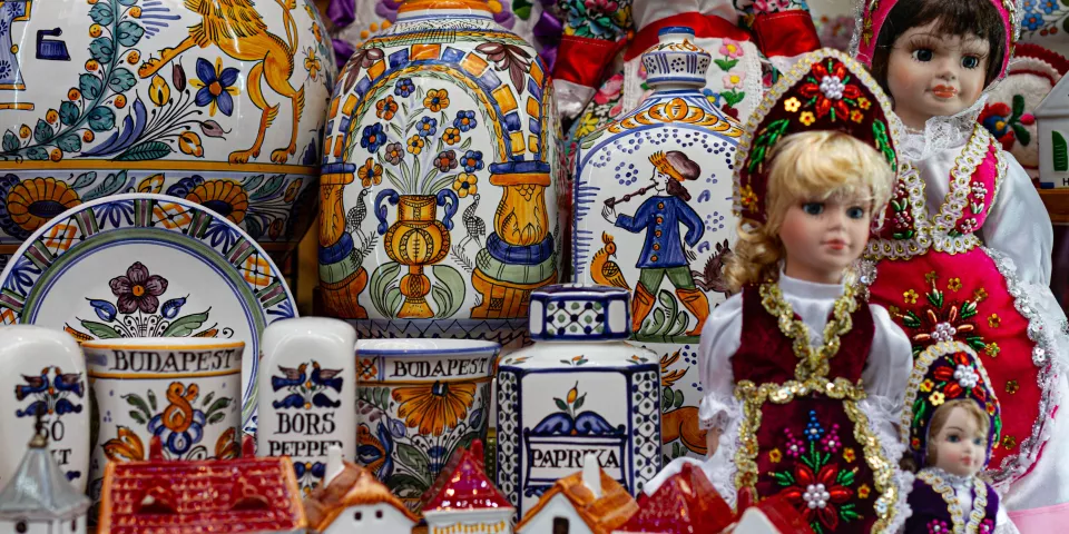 Souvenirs - Mercado Central de Budapest - Qué ver en Budapest - Guía de viaje Budapest - Buendía Tours