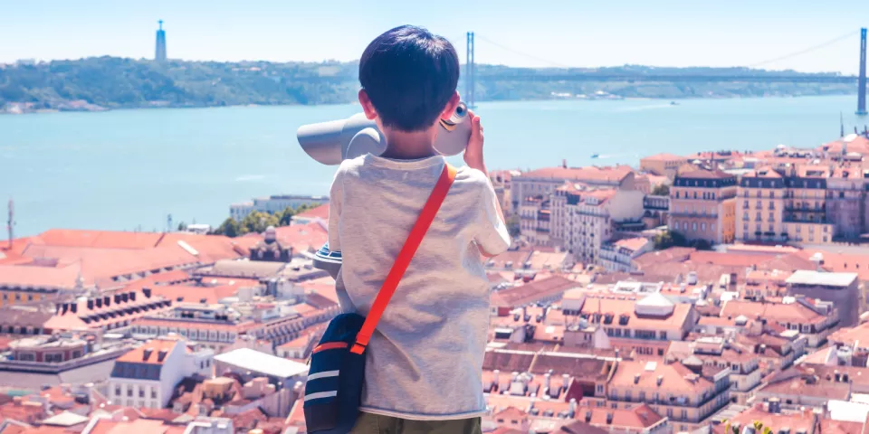 Niño mirando a Lisboa desde un mirador - Qué hacer en Lisboa - Guía de Viajes Lisboa - Buendía Tours