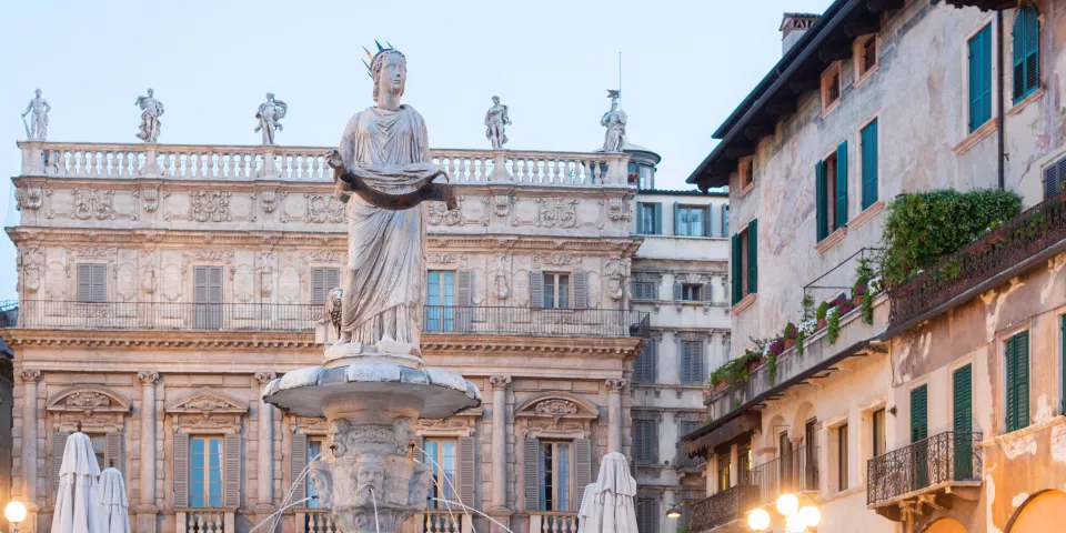 Piazza delle Erba - Qué ver en Verona - Guía de viaje Verona - Buendía Tours