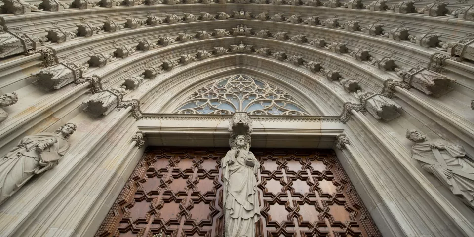 Puertas de la Catedral de Barcelona - Catedral de Barcelona - Qué ver en Barcelona - Guía de Viajes Barcelona - Buendía Tours