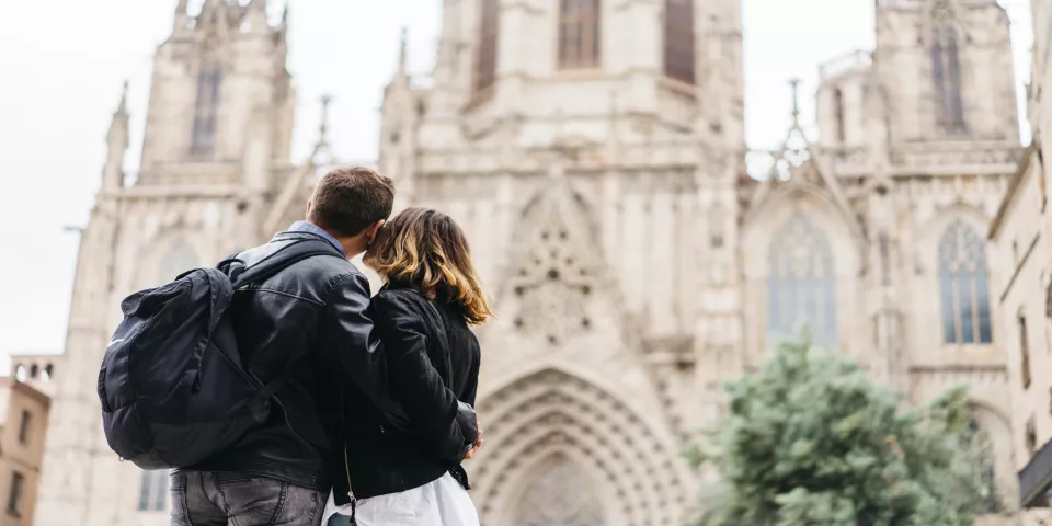 Pareja ante la Catedral de Barcelona - Catedral de Barcelona - Qué ver en Barcelona - Guía de Viajes Barcelona - Buendía Tours
