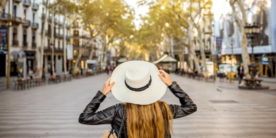 Turista en Las Ramblas de Barcelona - Las Ramblas de Barcelona - Qué ver en Barcelona - Guía de Viajes Barcelona - Buendía Tours