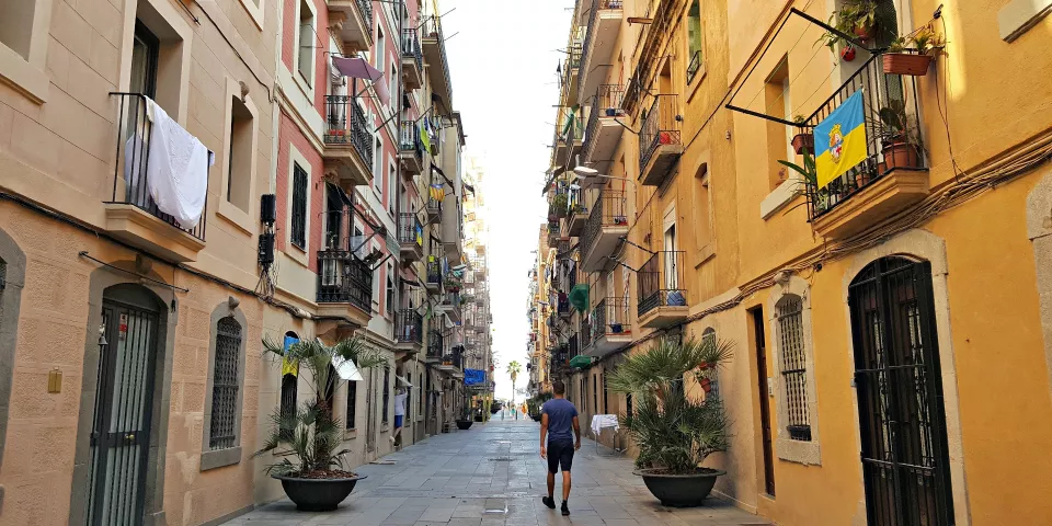 Calle en el Barrio de La Barceloneta - Barrio de La Barceloneta - Barrios de Barcelona - Qué ver en Barcelona - Guía de Viajes Barcelona - Buendía Tours