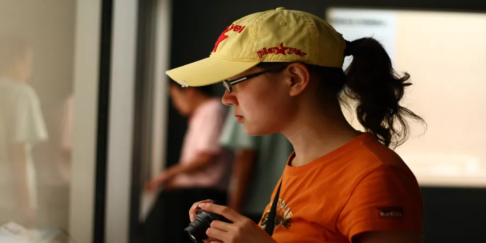 Chica en un museo - MACBA de Barcelona - Museos de Barcelona - Qué ver en Barcelona - Guía de Viajes Barcelona - Buendía Tours