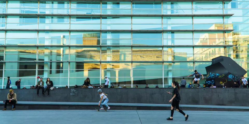 Vista fachada del Museo de Arte Contemporáneo de Barcelona - MACBA de Barcelona - Museos de Barcelona - Qué ver en Barcelona - Guía de Viajes Barcelona - Buendía Tours