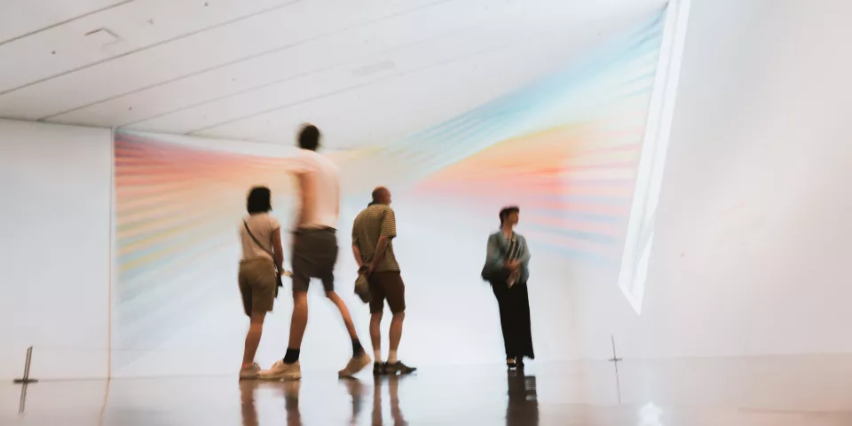 Gente en un museo - MACBA de Barcelona - Museos de Barcelona - Qué ver en Barcelona - Guía de Viajes Barcelona - Buendía Tours