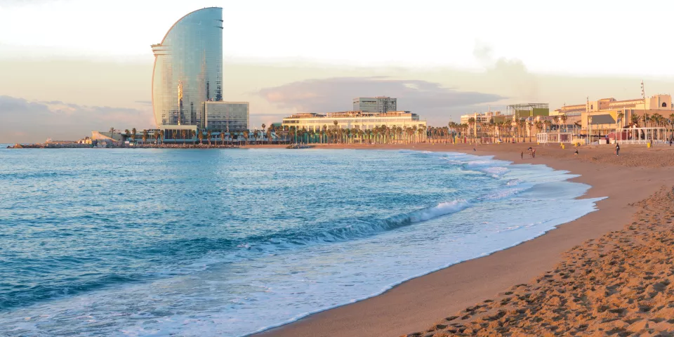 Playa de La Barceloneta - Barrio de La Barceloneta - Barrios de Barcelona - Qué ver en Barcelona - Guía de Viajes Barcelona - Buendía Tours