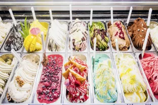 Variedades de helado artesano o gelattos- postres venecianos-guia-viajes-buendiatours