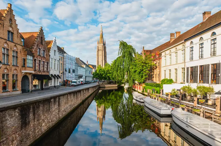 The Spiegelrei canal and Jan Van Eyck square, a stop on our guided tour of Bruges.